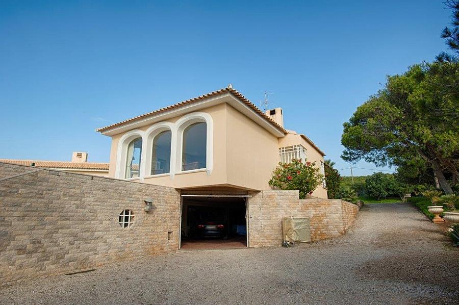 6 bedroom villa with a swimming pool