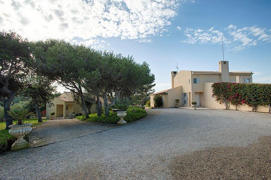 6 bedroom villa with a swimming pool