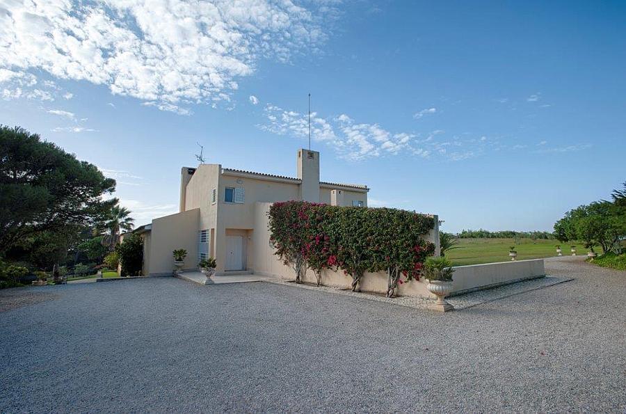 6 bedroom villa with a swimming pool