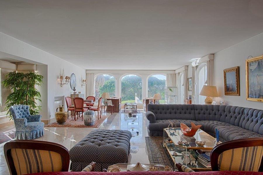 6 bedroom villa with a swimming pool