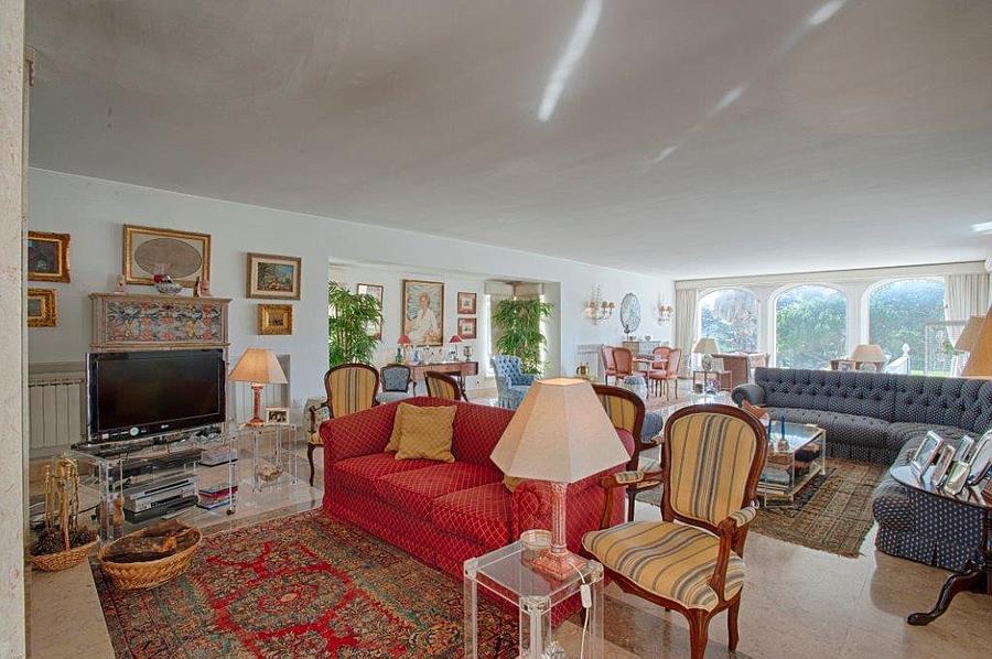 6 bedroom villa with a swimming pool