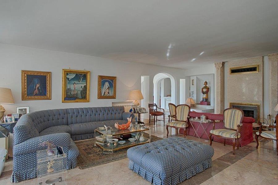 6 bedroom villa with a swimming pool