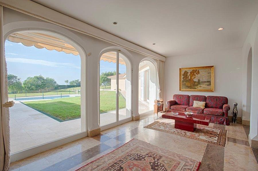 6 bedroom villa with a swimming pool