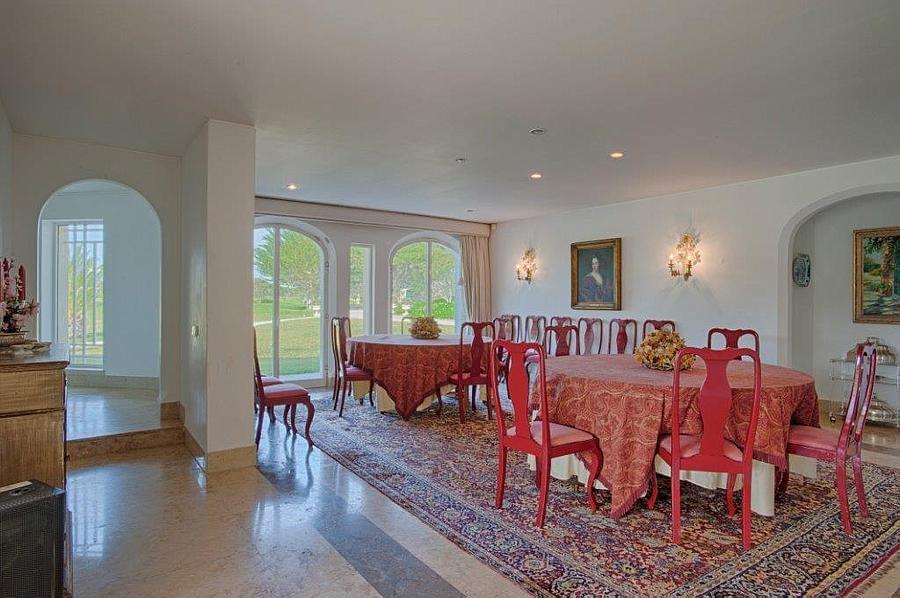 6 bedroom villa with a swimming pool