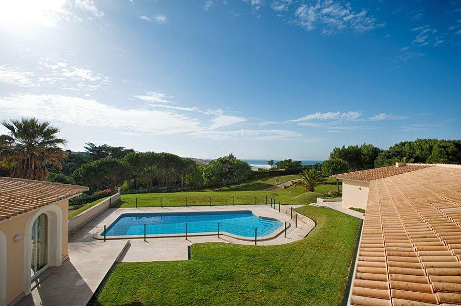 6 bedroom villa with a swimming pool