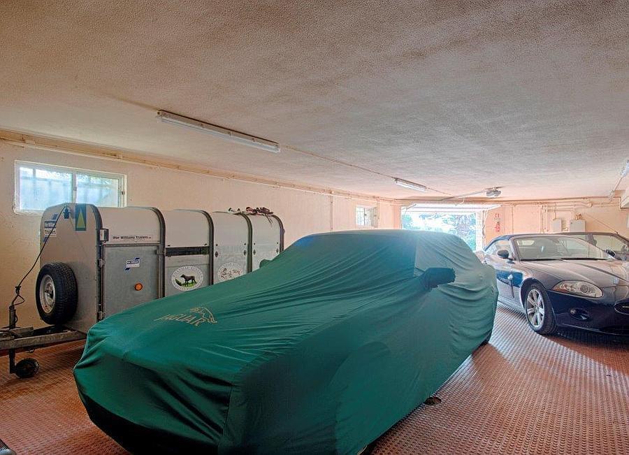 6 bedroom villa with a swimming pool