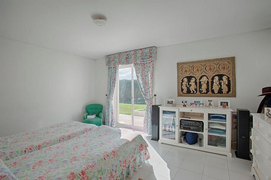 6 bedroom villa with a swimming pool