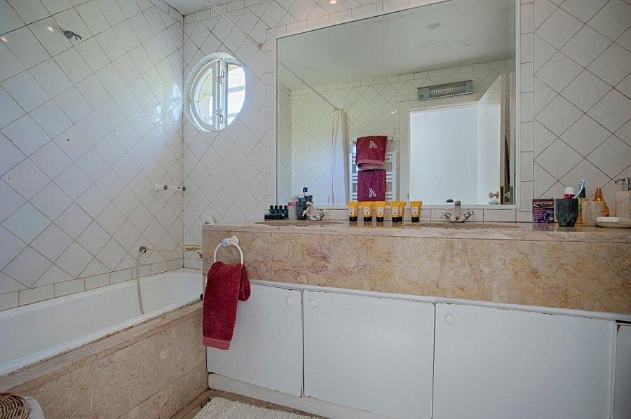 6 bedroom villa with a swimming pool