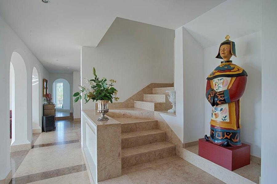 6 bedroom villa with a swimming pool