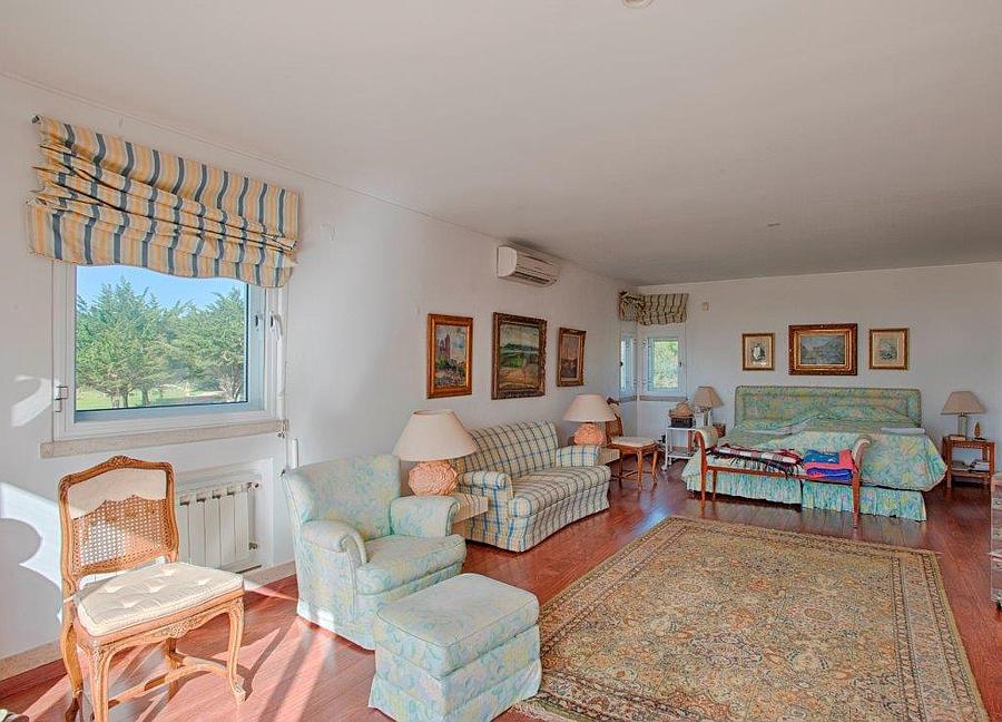 6 bedroom villa with a swimming pool