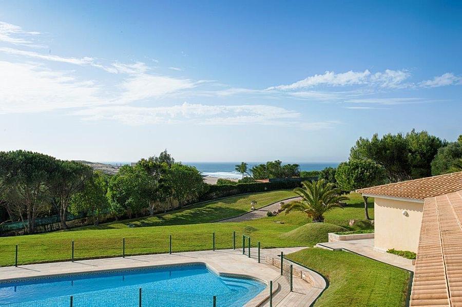 6 bedroom villa with a swimming pool