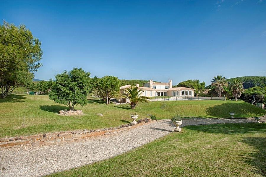 6 bedroom villa with a swimming pool