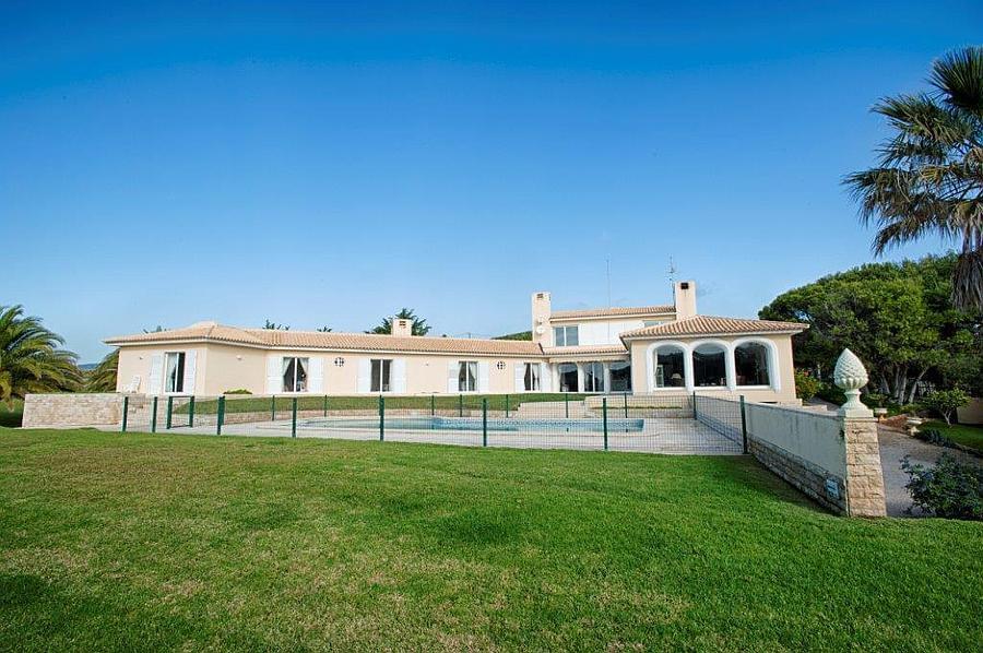 6 bedroom villa with a swimming pool