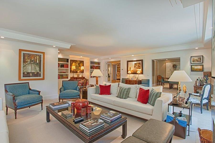 4 bedroom villa with a swimming pool