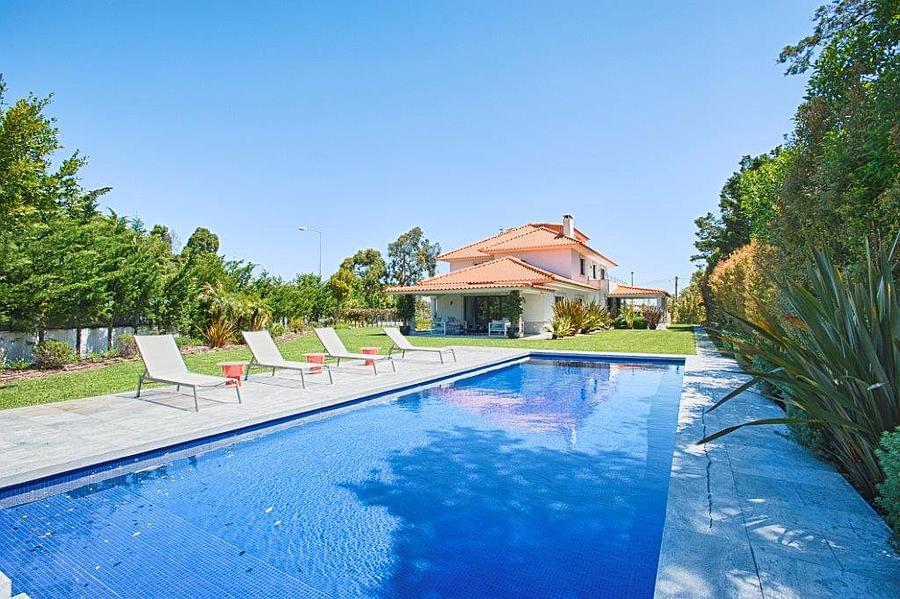 4 bedroom villa with a swimming pool