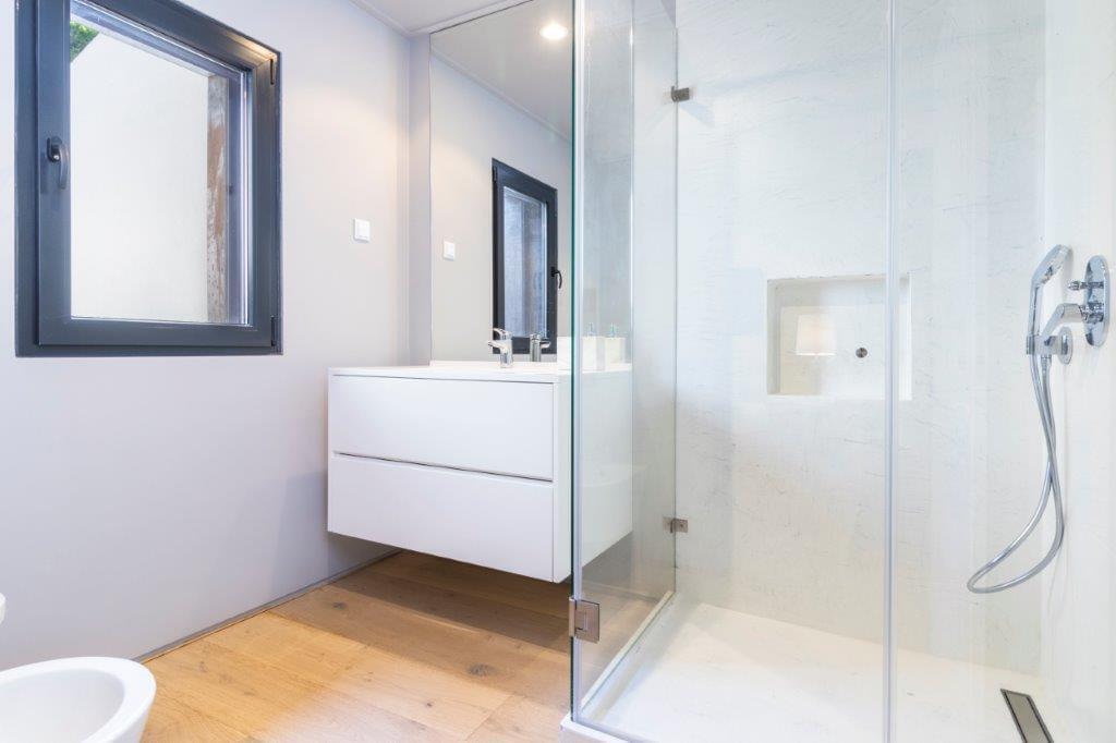 5 bedroom villa with a swimming pool