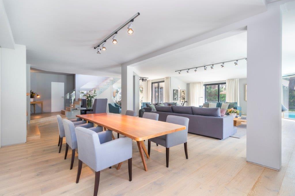 5 bedroom villa with a swimming pool