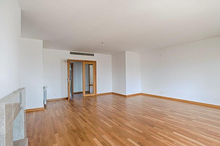 4 bedroom apartment with parking