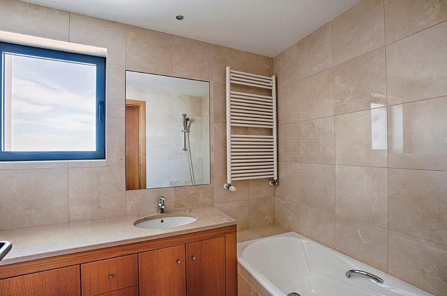 4 bedroom apartment with parking