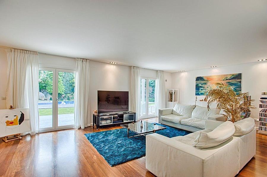 4 bedroom villa with a swimming pool in gated community