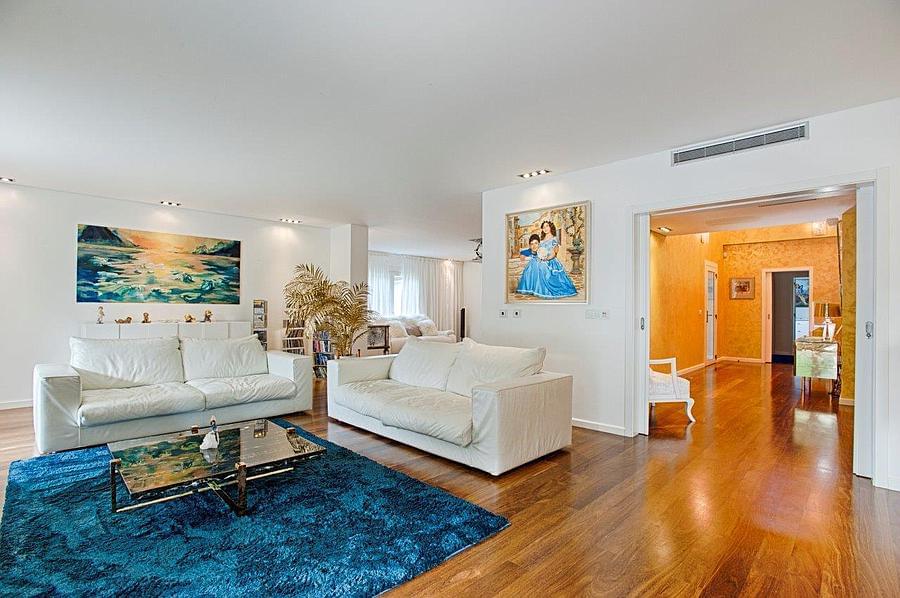 4 bedroom villa with a swimming pool in gated community