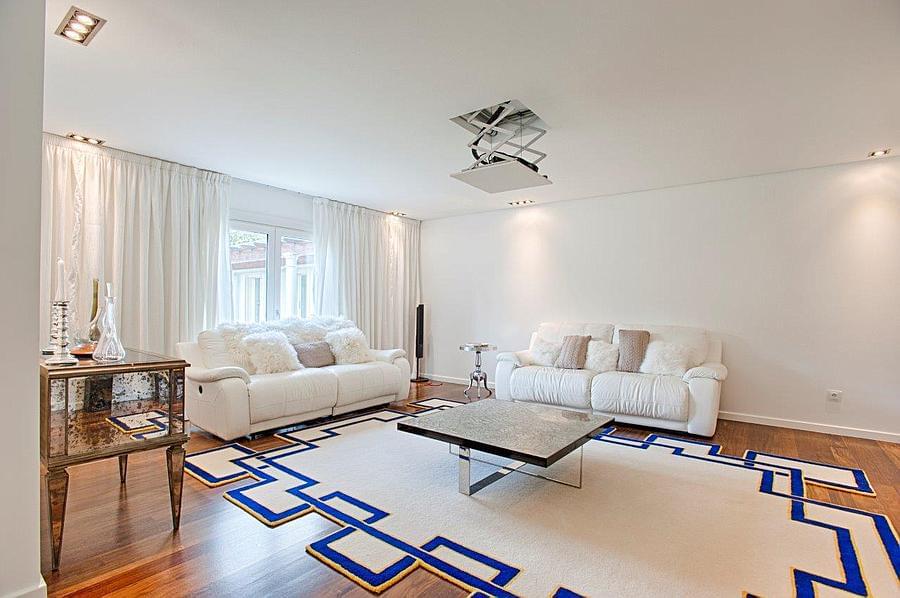 4 bedroom villa with a swimming pool in gated community