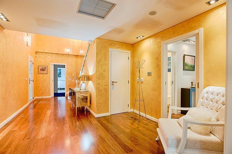 4 bedroom villa with a swimming pool in gated community