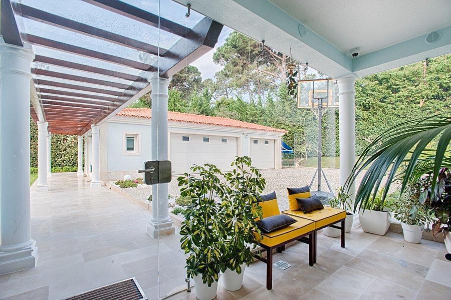 4 bedroom villa with a swimming pool in gated community