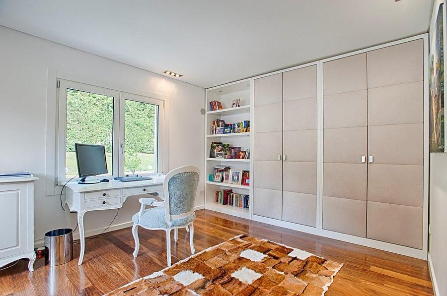 4 bedroom villa with a swimming pool in gated community