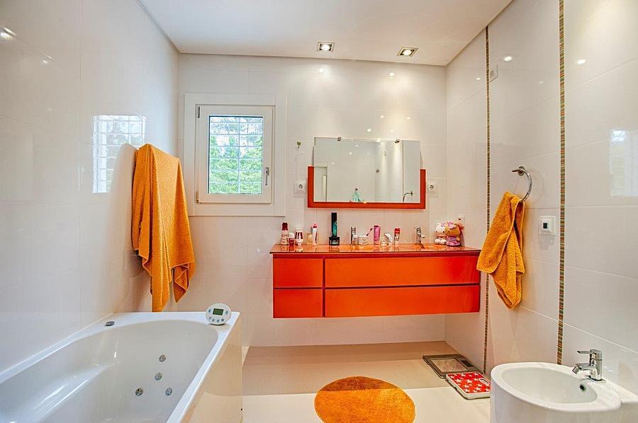 4 bedroom villa with a swimming pool in gated community