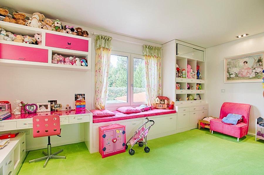 4 bedroom villa with a swimming pool in gated community