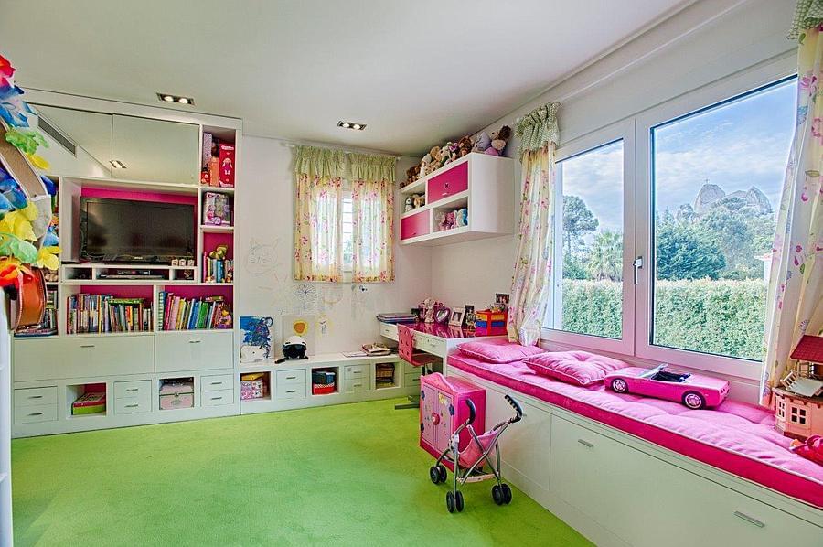 4 bedroom villa with a swimming pool in gated community