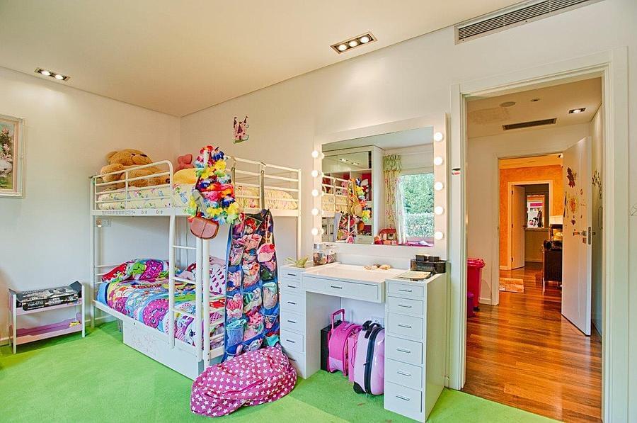 4 bedroom villa with a swimming pool in gated community