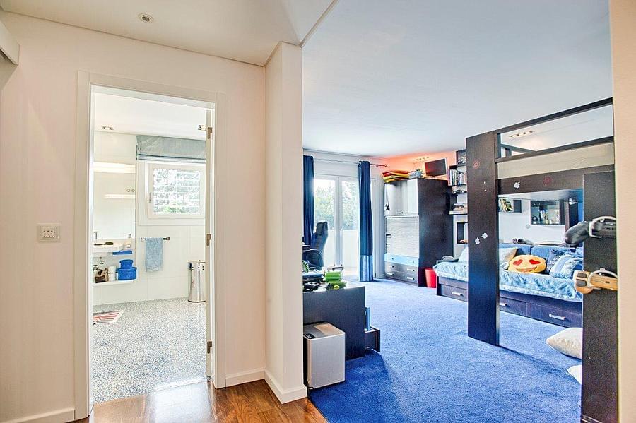 4 bedroom villa with a swimming pool in gated community