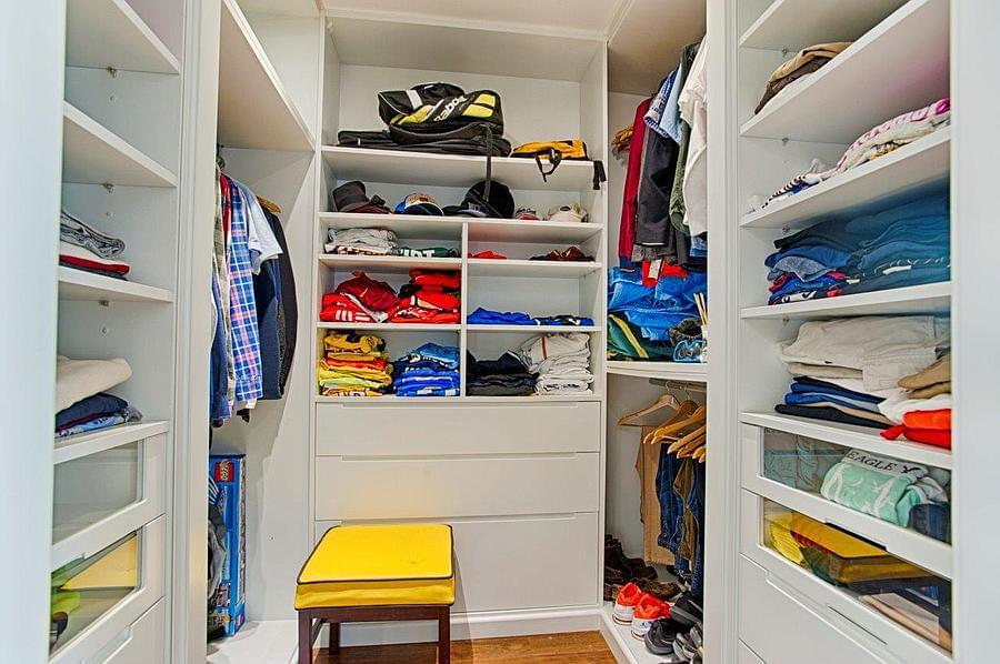 4 bedroom villa with a swimming pool in gated community