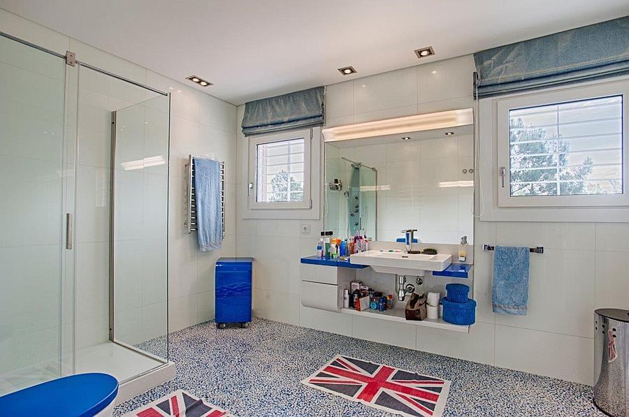 4 bedroom villa with a swimming pool in gated community