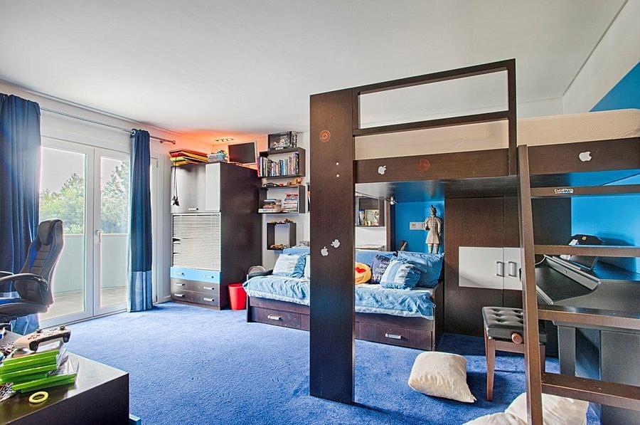 4 bedroom villa with a swimming pool in gated community