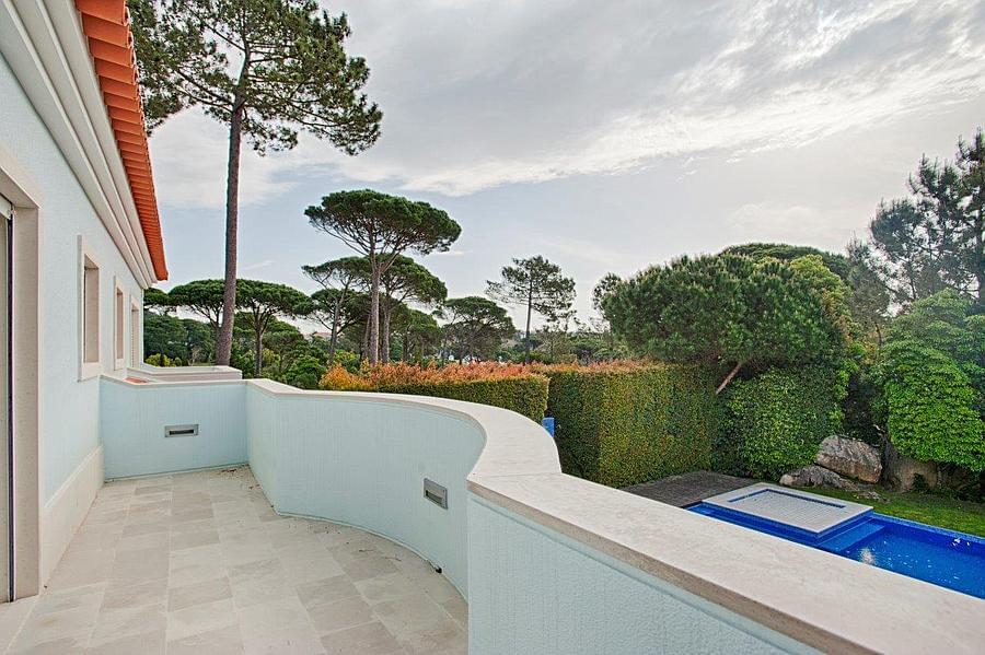 4 bedroom villa with a swimming pool in gated community