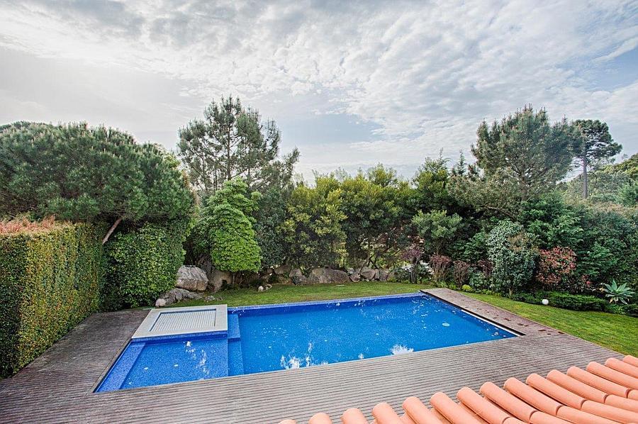 4 bedroom villa with a swimming pool in gated community