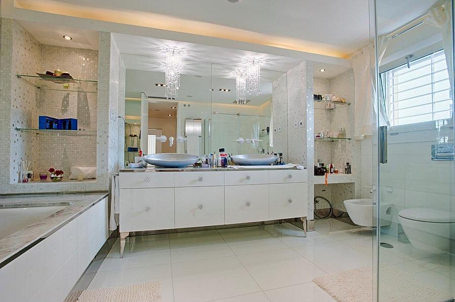 4 bedroom villa with a swimming pool in gated community