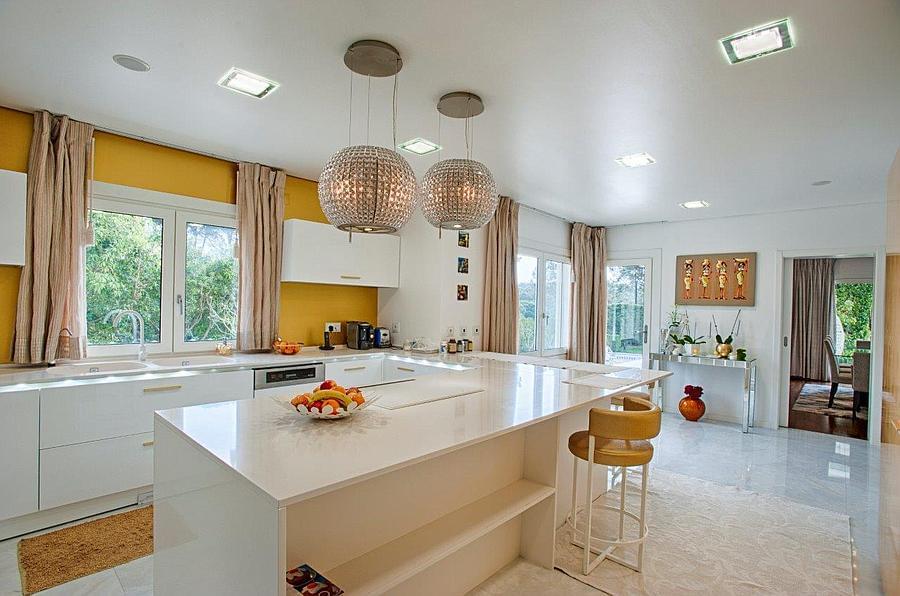 4 bedroom villa with a swimming pool in gated community