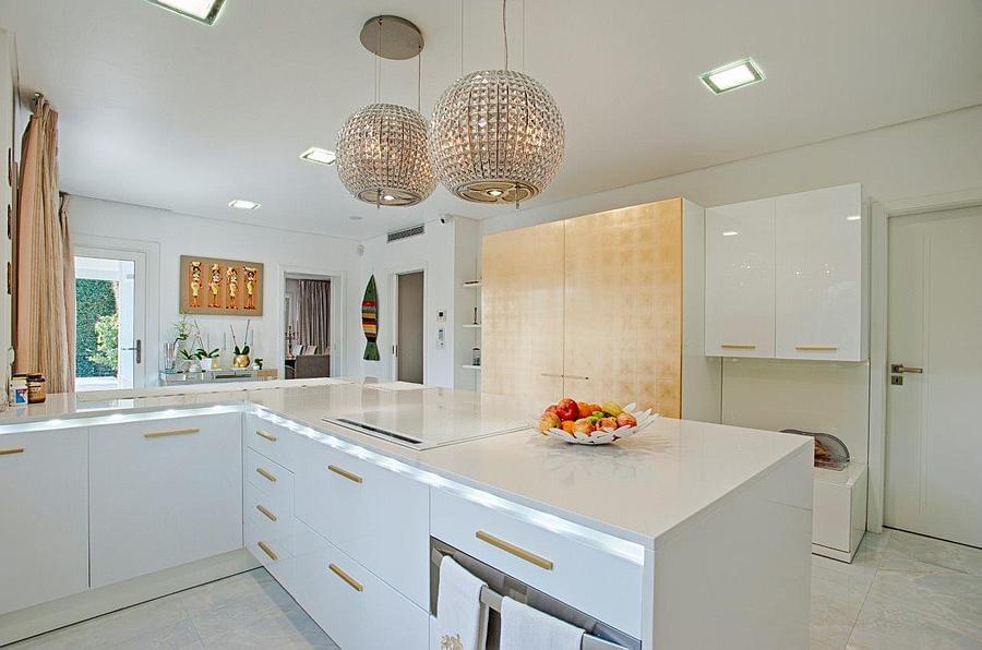 4 bedroom villa with a swimming pool in gated community