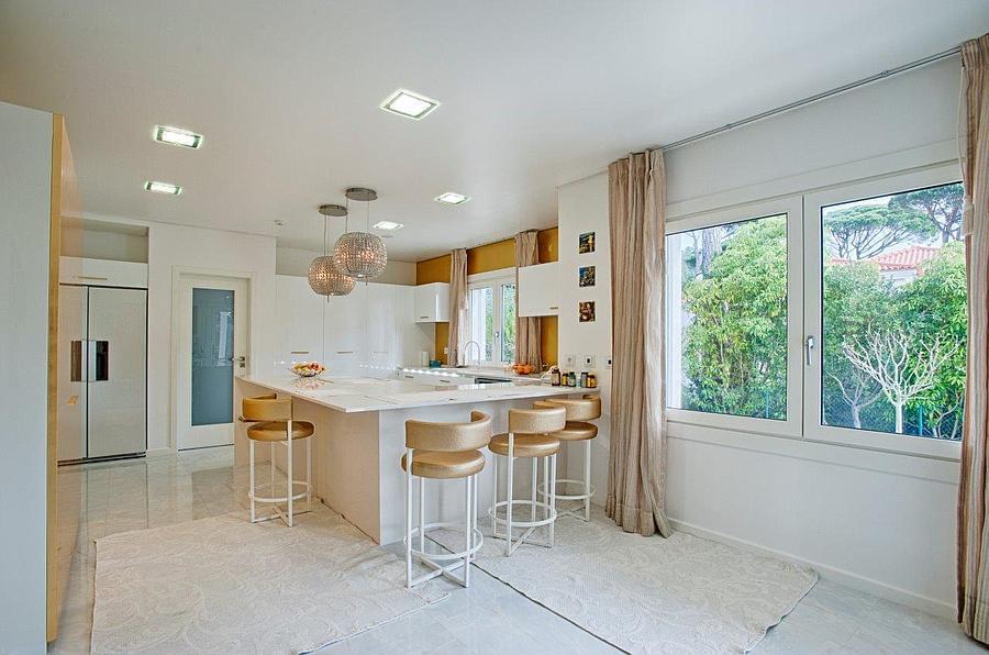 4 bedroom villa with a swimming pool in gated community