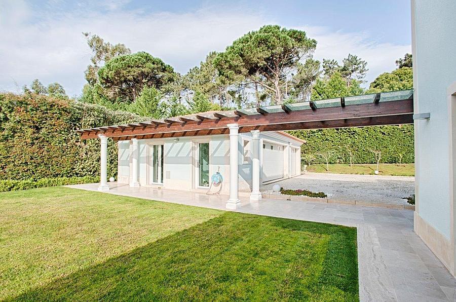 4 bedroom villa with a swimming pool in gated community