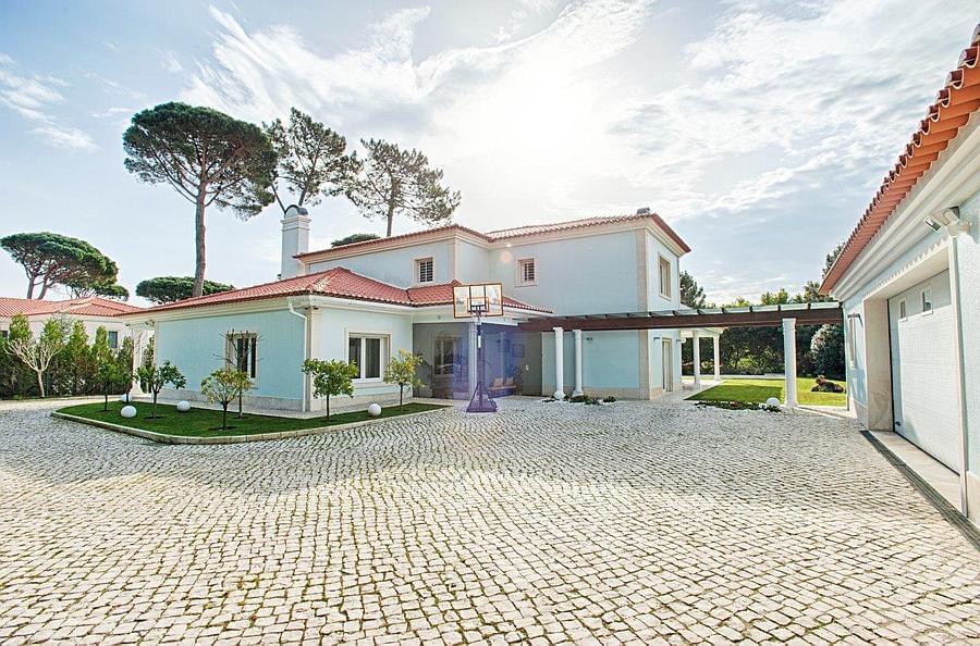 4 bedroom villa with a swimming pool in gated community