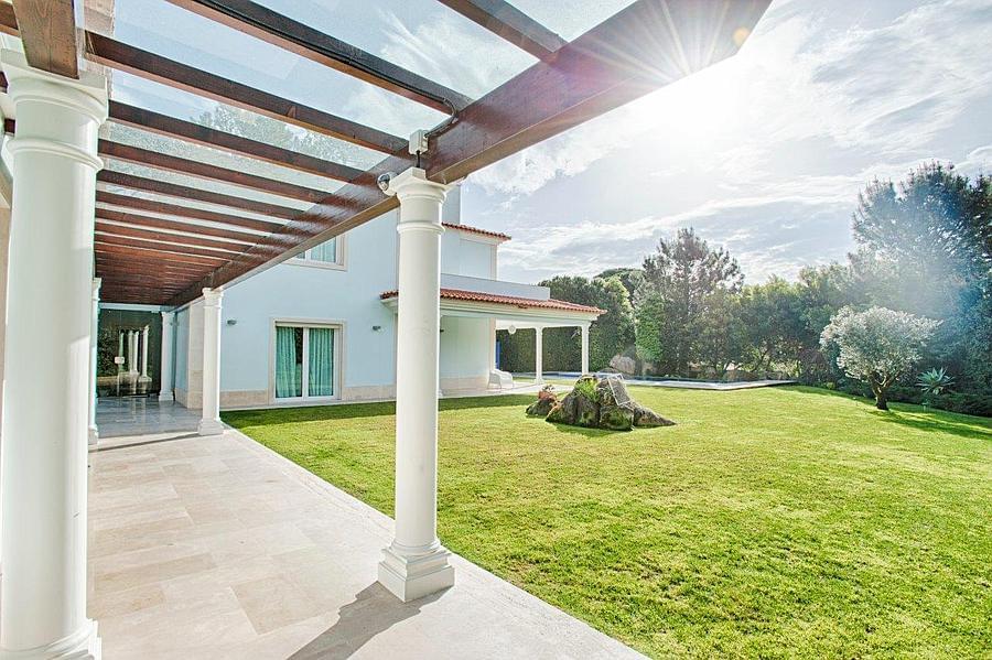 4 bedroom villa with a swimming pool in gated community