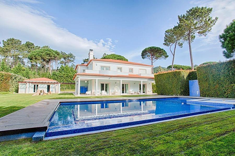 4 bedroom villa with a swimming pool in gated community