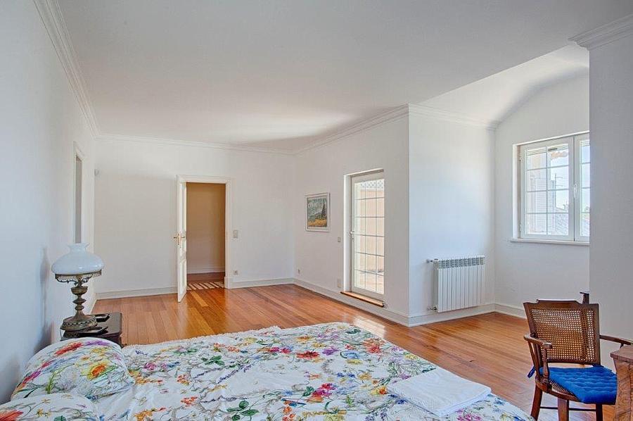 5 bedroom villa with a swimming pool