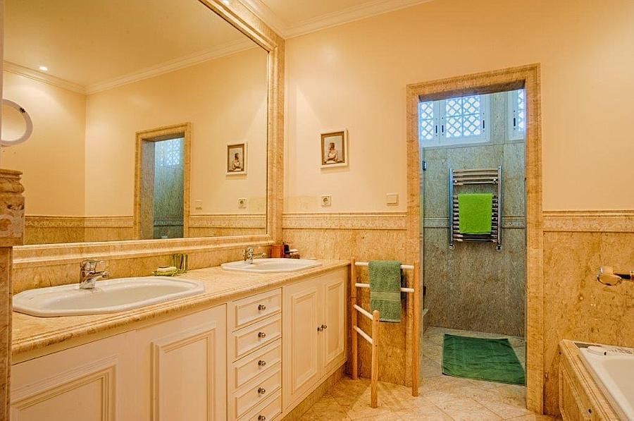 5 bedroom villa with a swimming pool