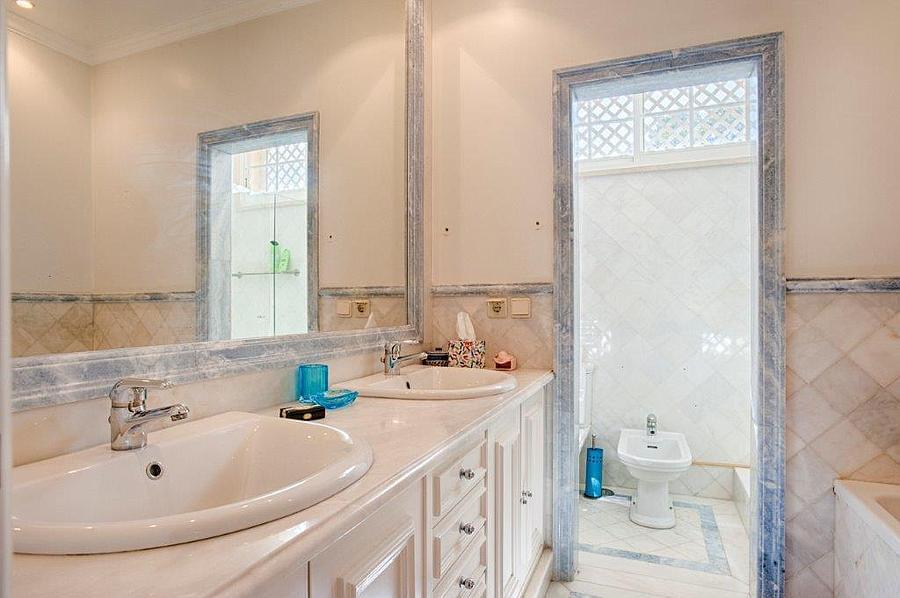 5 bedroom villa with a swimming pool